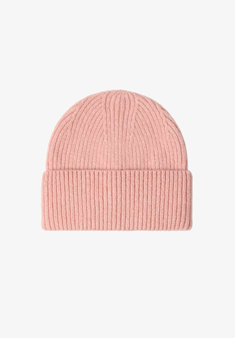 Bonnet en tricot rose pâle avec un revers, présentant une texture côtelée, posé à plat sur un fond blanc.