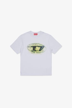 T-shirt branca de manga curta com um padrão abstrato verde e preto na frente. Feita de algodão macio com um decote redondo.
