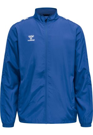 Blaue leichte Jacke aus glattem Stoff, mit hohem Kragen, durchgehendem Reißverschluss und weißem Logo auf der linken Brust, ergänzt durch kontrastierende Schulterakzente.