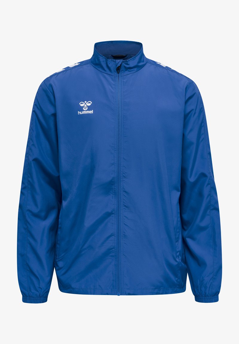 Blå lättviktsjacka i slät tyg, med hög krage, hela dragkedjan och vitt logotyp på vänster bröst med kontrasterande axelpartier.