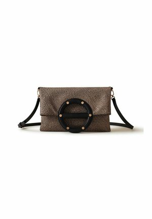 Borsa clutch marrone con texture, grande fibbia rotonda nera e tracolla regolabile nera su sfondo bianco.