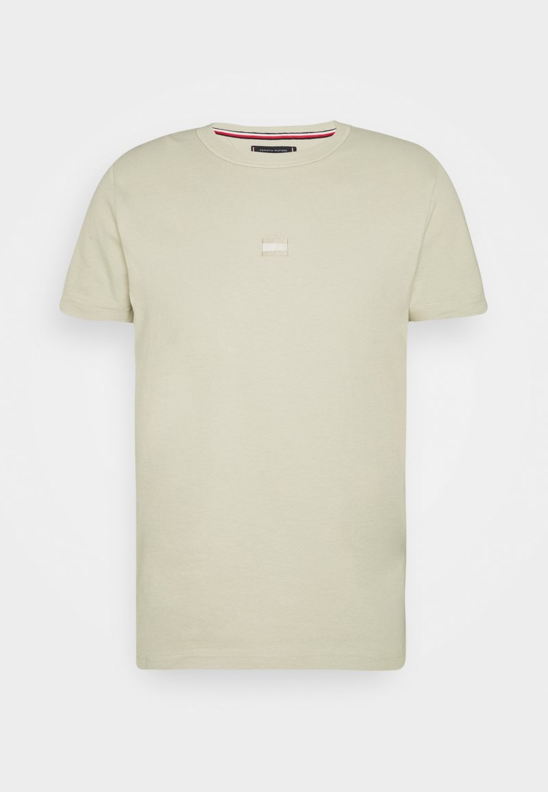 Lys grøn bomulds T-shirt med rund halsudskæring, korte ærmer og et lille rektangulært logo i midten. Glat tekstur, afslappet design.