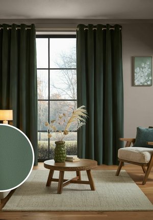 Holz-Couchtisch mit grüner Vase und Büchern, cremefarbenem Teppich, Sessel mit grünem Kissen, dunkelgrünen Vorhängen, großem Fenster und Wandkunst.