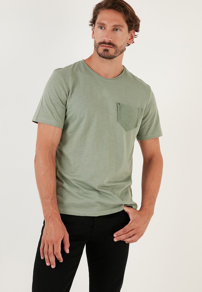 Buratti - CREW NECK POCKET - T-shirt basic - green, Ingrandire