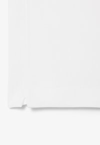 Tissu blanc avec un motif tissé texturé, présentant une finition lisse et propre ainsi qu'un subtil éclat. Bords épurés sans attache visible.