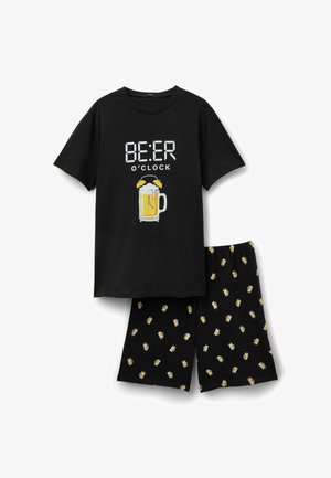 Ensemble chemise noire à manches courtes et short avec imprimés jaunes de chopes de bière ; le texte sur la chemise indique « BEER O'CLOCK » avec un graphique d'horloge réveil en forme de chope de bière.