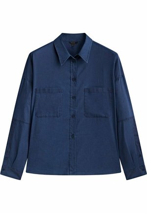 Marineblauw overhemd met knopen en lange mouwen, met twee borstzakken aan de voorkant en een puntige kraag, getoond tegen een witte achtergrond.