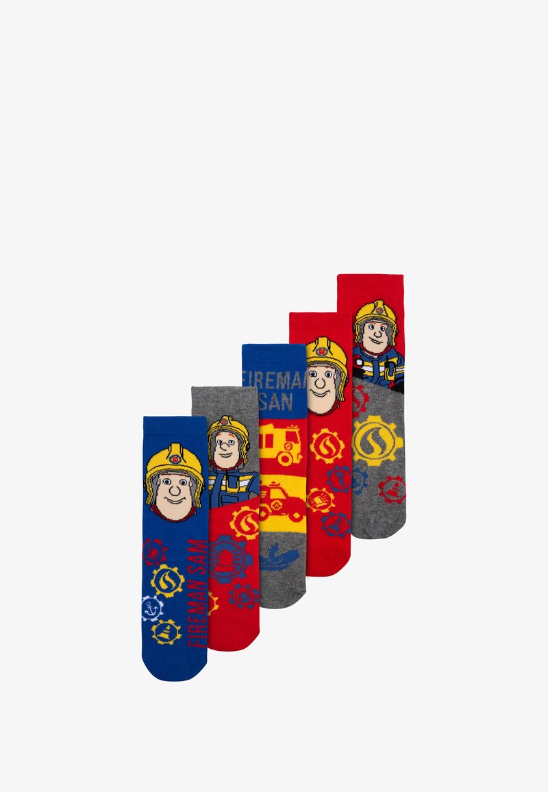 Quattro paia di calzini per bambini. Colori: blu, rosso, grigio. I disegni includono un personaggio pompiere con accessori e simboli legati ai vigili del fuoco.