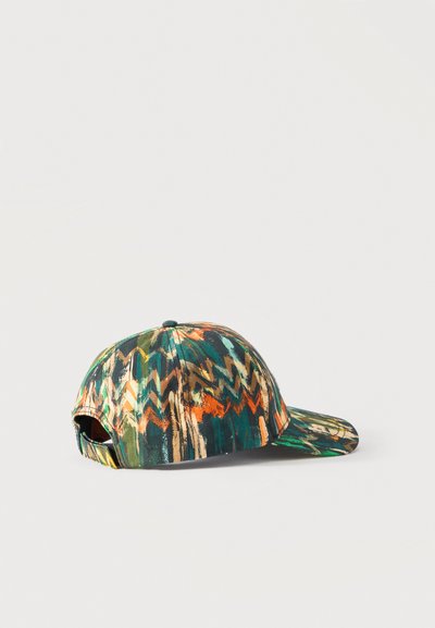 Καπέλο бейζμπολ με πράσινα, πορτοκαλί, μπεζ και μαύρα ζιγκ-ζαγκ και σχέδια βουρτσίσματος, απεικονιζόμενο από πίσω και πλάγια σε λευκό φόντο.