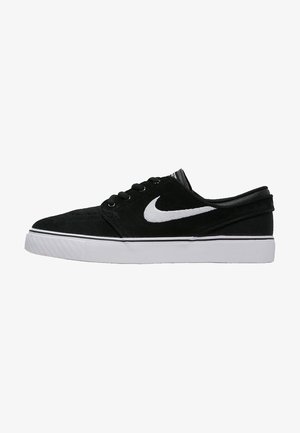 Sort lav sneaker med hvid Nike swoosh-logo og hvid sål, med sorte snørebånd og polstret krave.