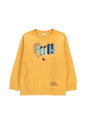 Żółta bluza z długim rękawem z kieszenią z przodu, tekst "FUN" w stylu 3D blok, małe nadruki "SUPER BOY" i "REFUSE TO GROW".