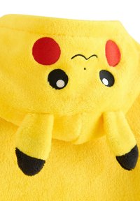 Tessuto peluche giallo con cappuccio a forma di faccia di Pikachu, mostra occhi ricamati, guance rosse, orecchie con punta nera e un piccolo dettaglio di naso nero.