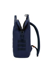 Sac à dos bleu marine avec un tissu texturé, fermeture roulée et bretelles réglables. Présente trois accents en sangle noire à l'avant.