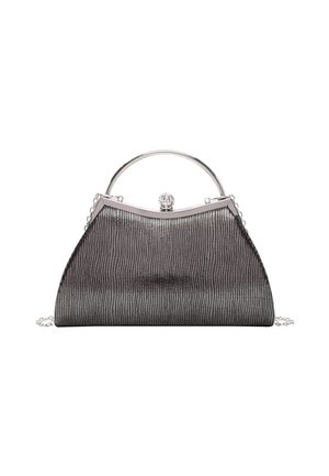 Czarna teksturowana kopertówka wieczorowa z srebrnym metalowym uchwytem, ozdobnym zapięciem i odpinanym łańcuszkiem na tle białym.