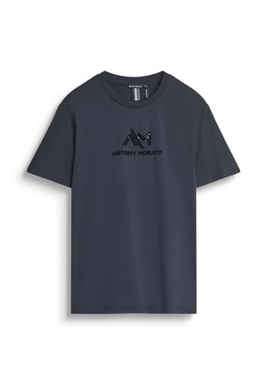 Camiseta de manga corta azul marino con cuello redondo y logo negro "Antony Morato" centrado en el pecho, tamaño mediano.
