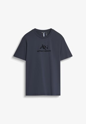 Camiseta de manga corta azul marino con cuello redondo y logo negro "Antony Morato" centrado en el pecho, tamaño mediano.