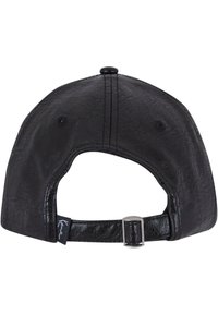 Cappello da baseball nero con una finitura in pelle texturizzata, dotato di una parte posteriore arrotondata con una fascia regolabile e una fibbia metallica argentata.
