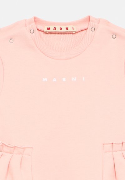 Roza bombažni pulover z okroglim izrezom, s pritiskači in imenom blagovne znamke "MARNI" v belem napis na sprednji strani.