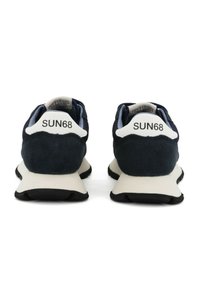 Sneakers in suede blu con un tallone bianco etichettato "SUN68". Presentano una suola intermedia chunky di colore crema e una suola in gomma nera.