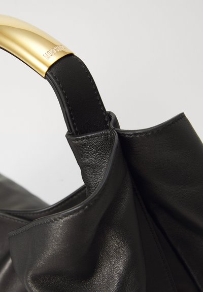 Geantă de mână din piele neagră, cu o mână curved de culoare aurie, cu o textură netedă și un design moale, plisat la deschidere.