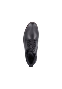 Bota de tobillo de cuero negro con punta redonda, superficie texturizada, cordones en la parte delantera y un zipper lateral para facilitar el uso. Diseño ligero.