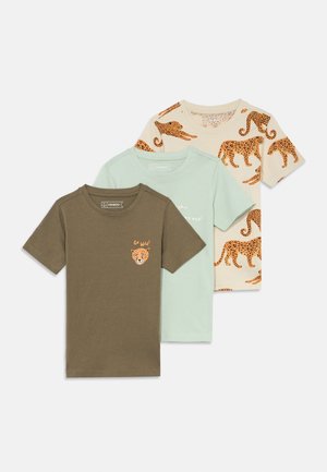 Conjunto de tres camisetas de manga corta para niños: una marrón con "¡Sal a la aventura!" y cara de animal, una verde claro con texto, y una beige con estampados de leopardo naranja.