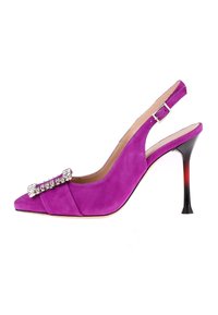 Scarpa in suede viola con tacco slingback e punta affilata, impreziosita da un dettaglio in strass argentati sul davanti e un tacco a stiletto nero.