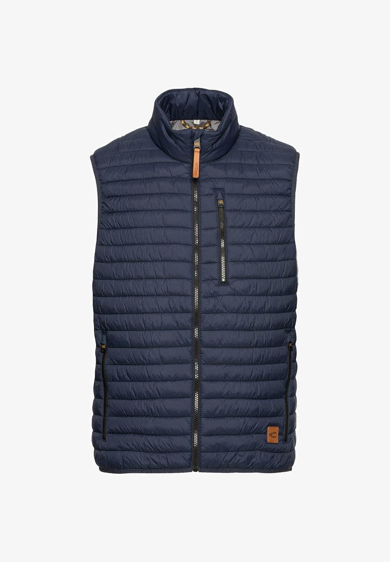 Granatowa kamizelka puchowa z wysokim kołnierzem, pikowaną strukturą, zamek błyskawiczny z przodu oraz dwie boczne kieszenie na zamek. Posiada małą skórzaną metkę z logo.