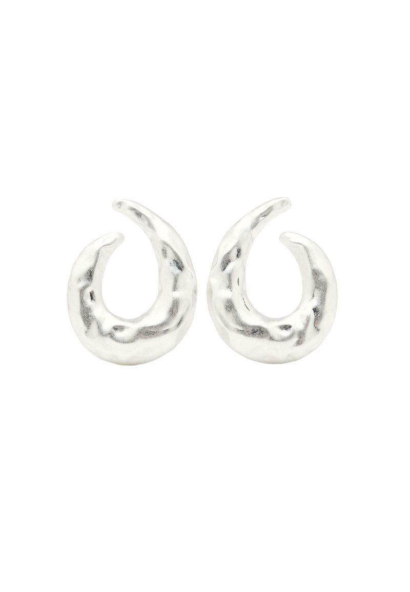 Oorhangers van zilver met een golvend, gestructureerd ontwerp. Gebogen vorm met een gepolijst oppervlak, zonder zichtbare sluitingen of accenten.