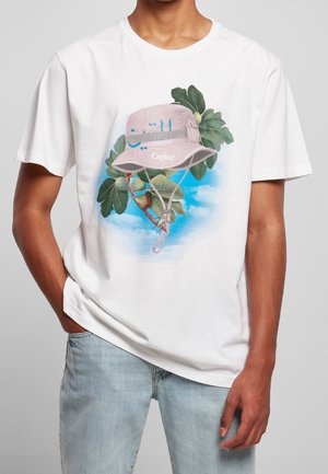 Osoba nosząca białą koszulkę z grafiką różowego kapelusza typu bucket hat, zielonych liści i niebieskiego nieba w tle.
