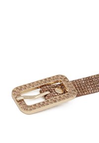 Cintura marrone con una fibbia dorata rettangolare, caratterizzata da una fila di piccoli strass chiari lungo i bordi e una tracolla testurizzata.