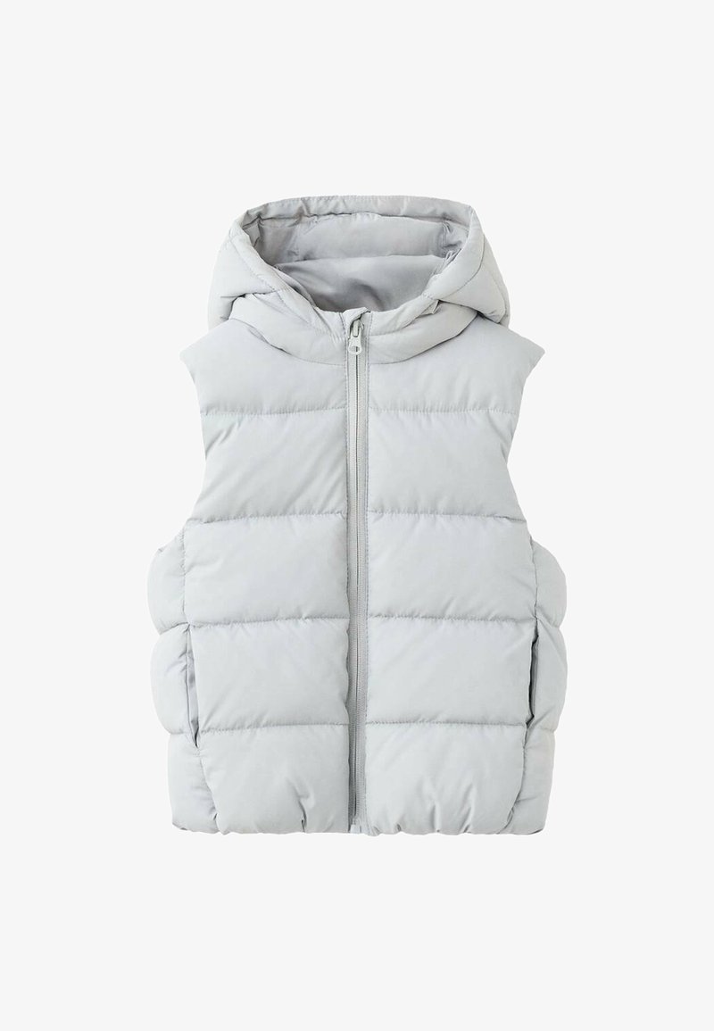 Svetlo siva puhasta telovnik s kapuco, z vodoravnim prešitim vzorcem, z zadrgo po celotni sprednji strani in stranskimi žepi. Mehka, gladka tekstura.