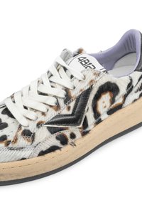 Sneaker con stampa leopardo, con una parte superiore in pelliccia sintetica testurizzata e lacci bianchi. Presenta un accento in pelle nera e una suola in gomma chiara.
