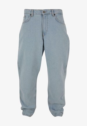 Világoskék denim nadrág, lazább fazonnal, elöl zsebekkel, gombos záródással és diszkrét varrási részletekkel.