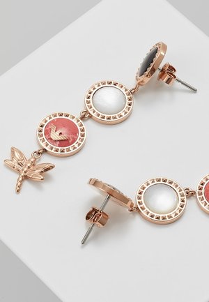 Rødegyldne dråbeøreringe med cirkulære hvide og lyserøde emaljeindsatser og et detaljeret guldsmedeblik på en hvid overflade.