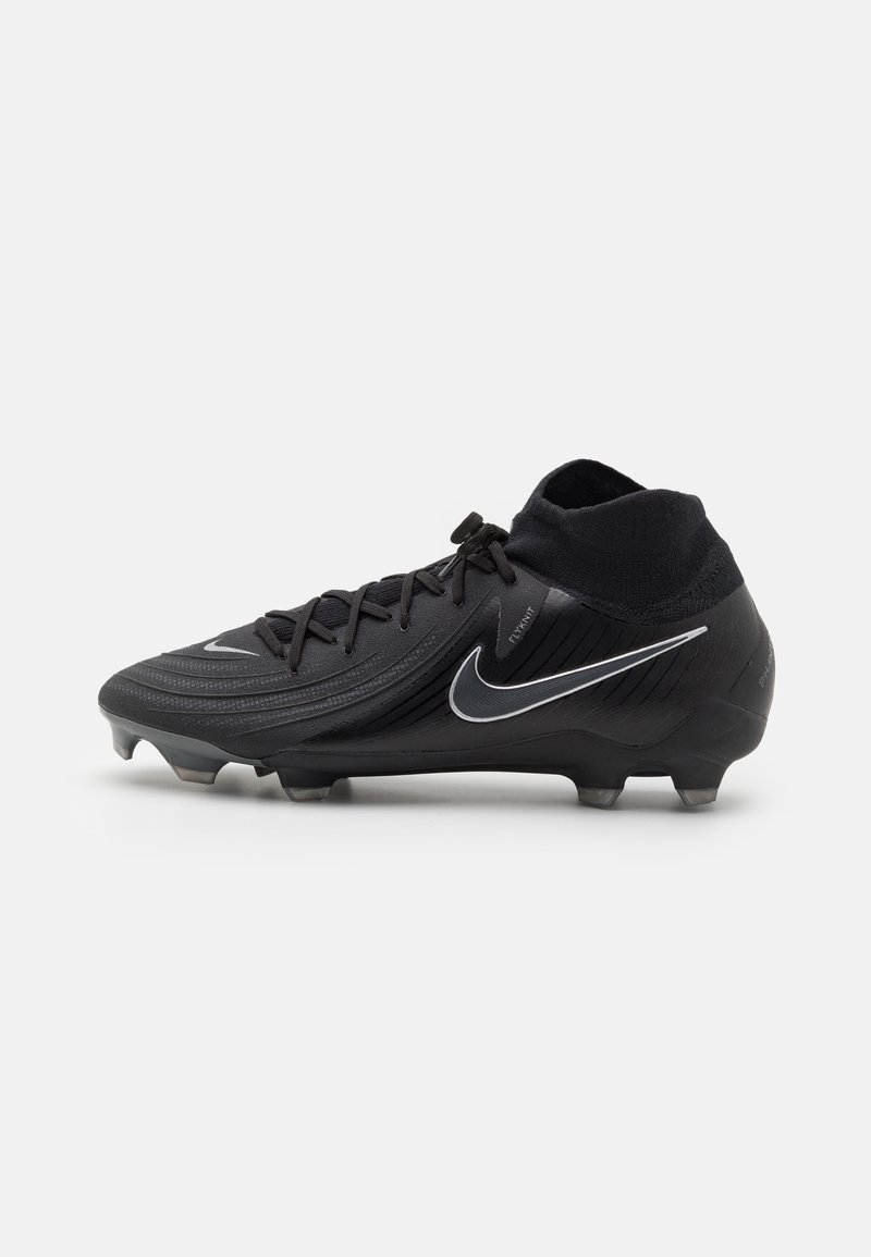 Musta jalgpallijalatse, millel on tekstuuriga pealmine osa, sokitaoline krae ja hõbedane Nike logo. Omab vormitud nuppe, mis tagavad haarde rohul.