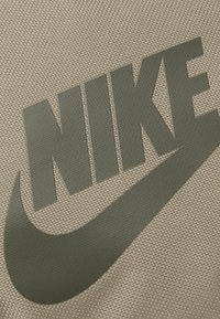 Nike Sportswear HERITAGE WAISTPACK UNISEX - Bolsa de cintura - matte olive