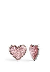 Boucles d'oreilles en forme de cœur en matériau pailleté rose avec une finition brillante, entourées d'une bordure métallique argentée avec des accents transparents.