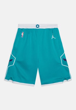 Turkusowe spodenki do koszykówki z białym pasem, logo NBA i Jumpman oraz logotypy drużyny hornet w czerni i purpurze po bokach.