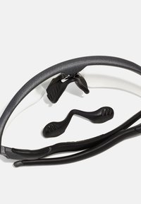 Schwarze Sportbrillen mit matter Oberfläche, verstellbaren Nasenpolstern und flexiblem Rahmen. Enthält zusätzliche Nasensteg-Komponenten.