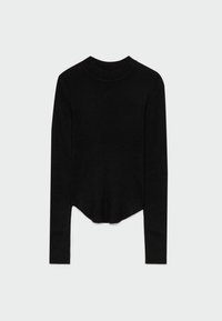 Pull en maille noire côtelée à manches longues avec un col rond et un ourlet légèrement arrondi sur un fond clair uni.