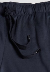 Navyfarbener Kordelzugbund mit strukturiertem Finish und Details aus schwarzem Metall für die Anpassung der Passform. Weiches Gewebe mit leichtem Glanz.