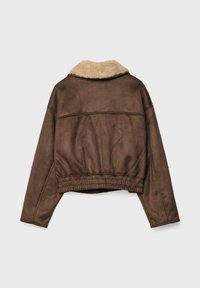Giacca in pelle marrone con colletto in pelliccia sintetica, design cropped, vita elasticizzata e cuciture dettagliate sulle spalle e sulla schiena.