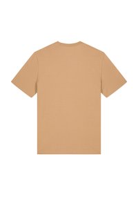 Ein tanfarbendes T-Shirt mit kurzen Ärmeln und rundem Halsausschnitt, hergestellt aus weichem Stoff. Glatte Textur mit regulärer Passform, keine sichtbaren Logos oder Muster.