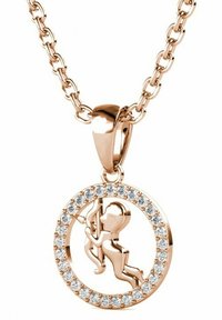 Collana con pendente in oro rosa caratterizzata da una figura di bambino che tiene un arco, circondata da un contorno circolare decorato con scintillanti pietre trasparenti.