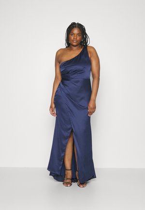 Φόρεμα από σατέν ναυτικού χρώματος με έναν ώμο, με ριχτό μπούστο και πλαϊνή σχισμή. Το ύφασμα είναι λείο, με κόψιμο που φτάνει до το πάτωμα και ελαφριά γυαλάδα.