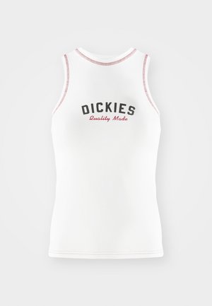 Débardeur blanc sans manches avec le texte "DICKIES Quality Made" en rouge et noir. Il présente une bordure rouge contrastante piquée et une coupe classique.