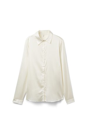 Lange Bluse in Cremefarbe mit klassischem Kragen, glatter Satintextur und Knopfleiste vorne. Leicht geschwungener Saum am unteren Ende.