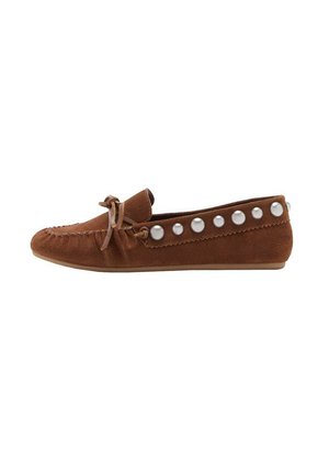 Chaussure plate en daim marron avec un nœud décoratif, des bords festonnés et une rangée d'accents circulaires en perles le long du côté.