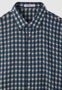 Camicia a quadri blu, nera e bianca, con colletto, etichettata Terranova, taglia XL, mostrata piatta con bottoni bianchi visibili.